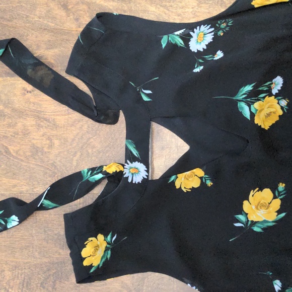 Torrid Black Floral Keyhole Top - Picture 3 of 6
